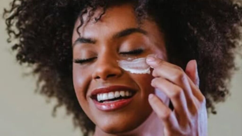 Mulher fazendo hidratação da pele
